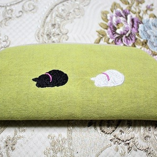 猫のペンケースor眼鏡ケース 両面刺繡 お眠り猫 メガネケース