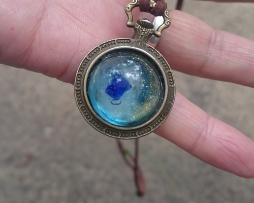 飛行石をイメージした、雲から落ちそうな気持ちになれるペンダント