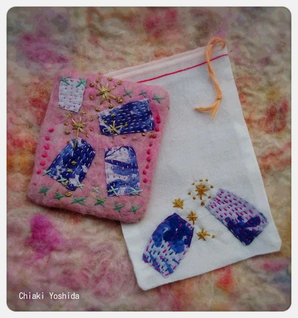 手かがみ　ピンクの空（ピンク・星　星座　羊毛フェルト　インド綿　パッチワーク）