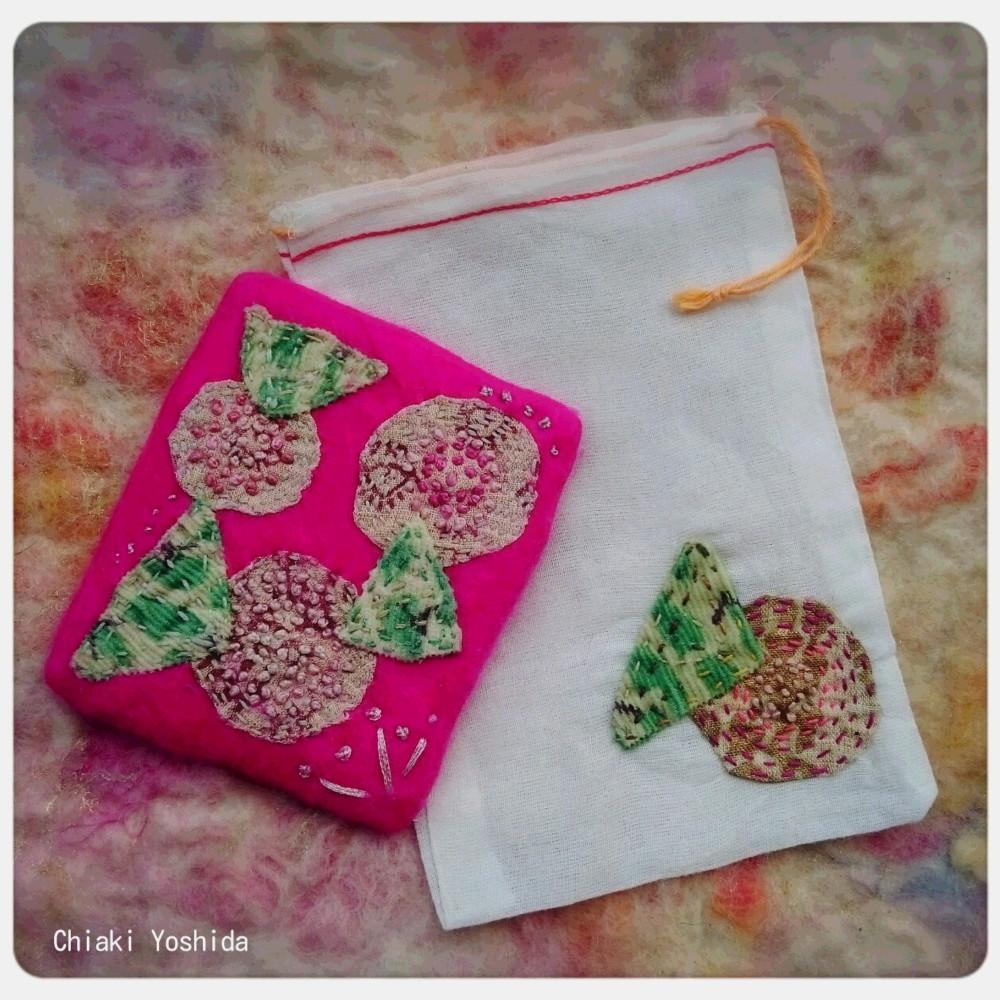 手かがみ　感謝のバラ（濃ピンク・バラ　羊毛フェルト　インド綿　刺繍　パッチワーク）