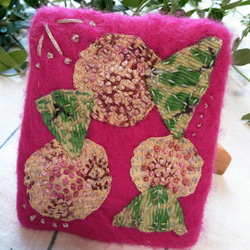 手かがみ　感謝のバラ（濃ピンク・バラ　羊毛フェルト　インド綿　刺繍　パッチワーク） 2枚目の画像
