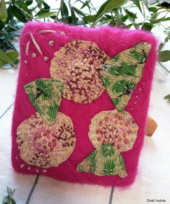 手かがみ　感謝のバラ（濃ピンク・バラ　羊毛フェルト　インド綿　刺繍　パッチワーク） 2枚目の画像