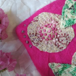 手かがみ　感謝のバラ（濃ピンク・バラ　羊毛フェルト　インド綿　刺繍　パッチワーク） 4枚目の画像