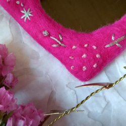 手かがみ　感謝のバラ（濃ピンク・バラ　羊毛フェルト　インド綿　刺繍　パッチワーク） 6枚目の画像