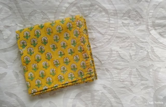インド綿バンダナ（ブロックプリント）<黄色・花柄> 1枚目の画像