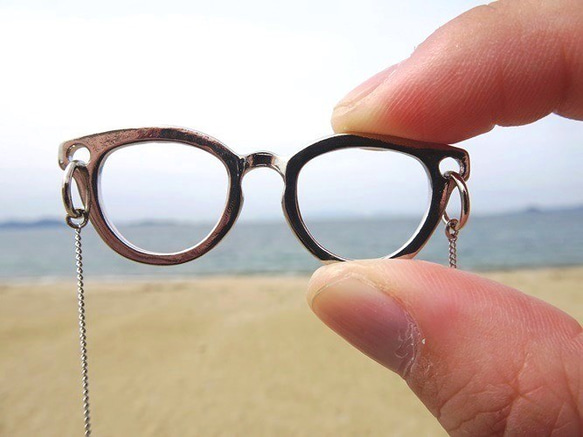 小さなメガネ ネックレス 3枚目の画像