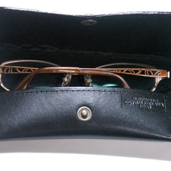 猫のデザイン　バッグ　財布等　レザークラフト　オール皮革 眼鏡ケース　花畑猫 catwalk oikawa 3枚目の画像