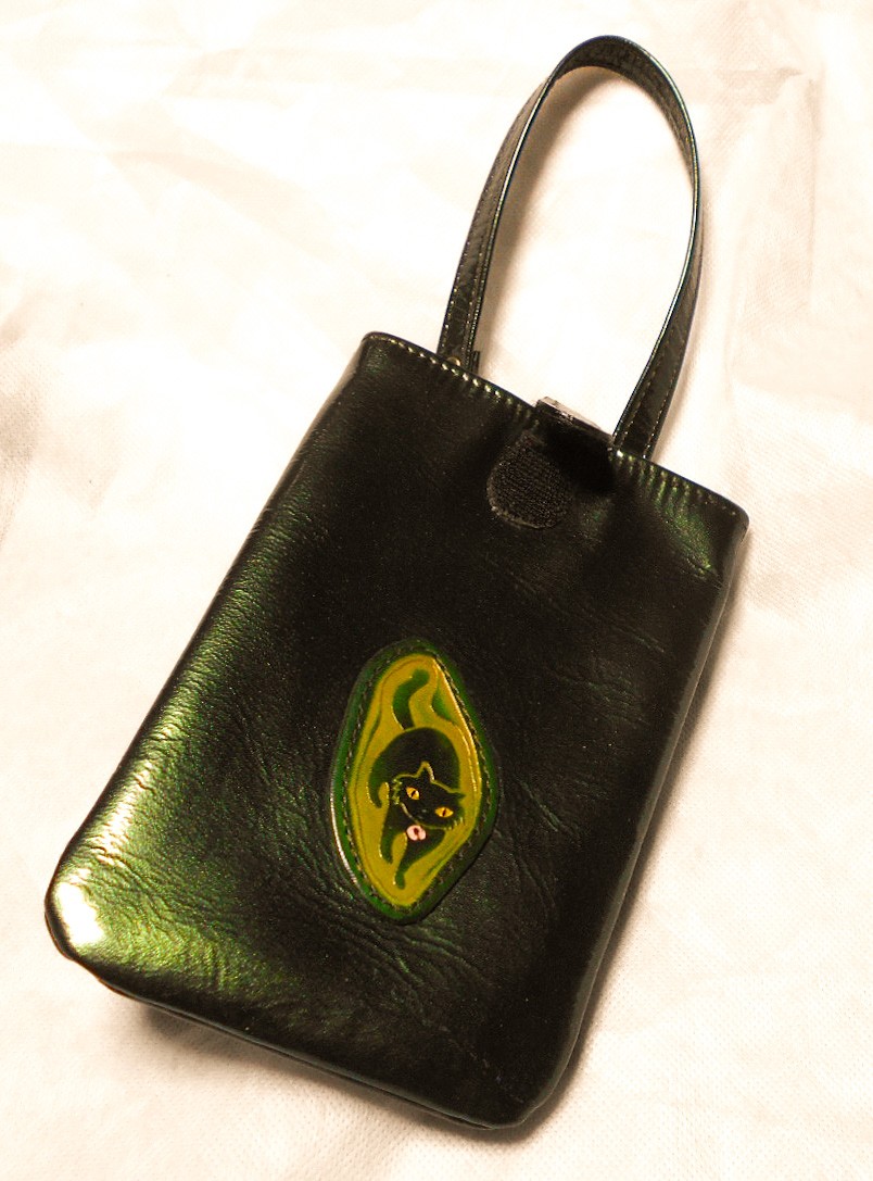 pelle di pecora  verde smalto 猫のデザイン. smart phone case 鈴猫