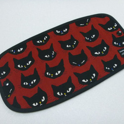 ７６３．黒猫だらけ柄　立体マスク用　仮置きマスクケース　赤　再販１ 2枚目の画像