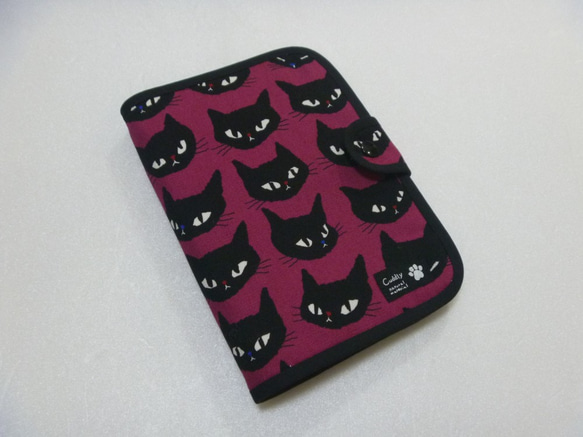 ８７１．黒猫だらけ柄　お薬手帳ケース　通帳ケース　濃いピンク 　再販３ 1枚目の画像