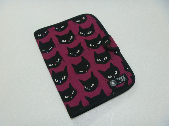 ８７３．黒猫だらけ柄　母子手帳ケースS　通帳＆カードケース　濃いピンク　再販５ 1枚目の画像