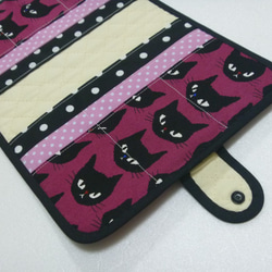 ８７３．黒猫だらけ柄　母子手帳ケースS　通帳＆カードケース　濃いピンク　再販５ 4枚目の画像