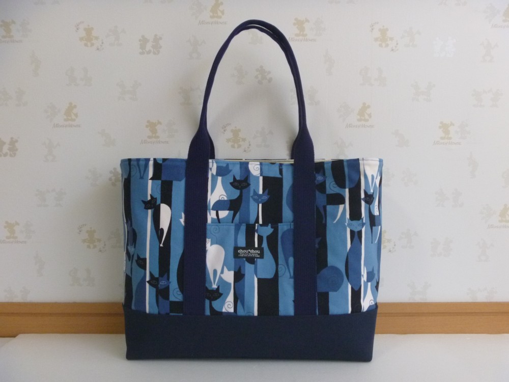 ９４１．モダン猫柄　A４が入る　トートバッグ　ショルダータイプ　再販５