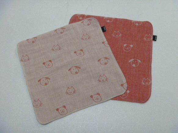 １０１６．可愛い　fuwaraさんの動物柄４重ガーゼハンカチ２枚セット　赤　再販 1枚目の画像