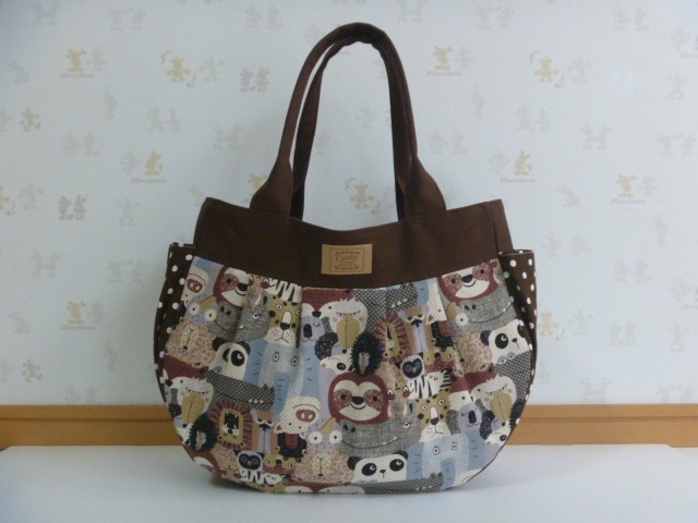１０１８．アニマルだらけ柄のトートバッグ　茶　再販