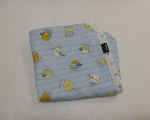 1057．可愛い小鳥がいっぱい柄の4重ガーゼハンカチ ライトブルー