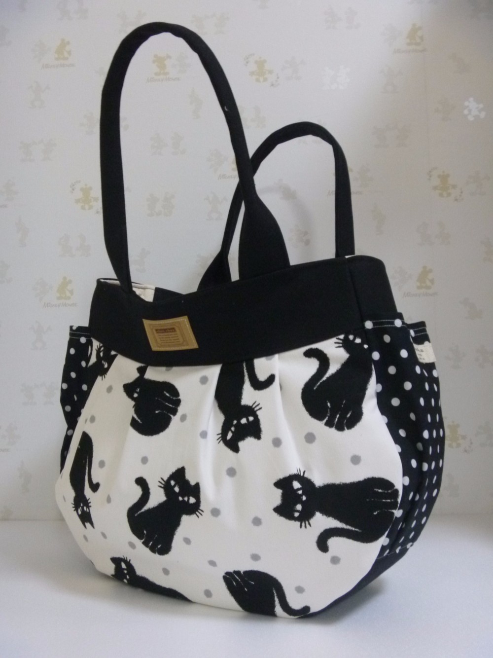 ６１．大人可愛い　黒猫柄のトートバッグ　マグネットボタン付き　白　再販２３