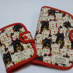 １５．可愛い招き猫柄の通帳ケース＆カードケース　赤　再販４ 1枚目の画像