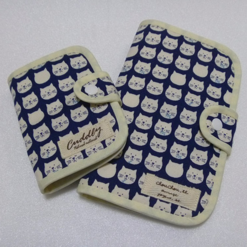 134．可愛い猫のお顔がいっぱい柄の通帳ケース＆カードケース
