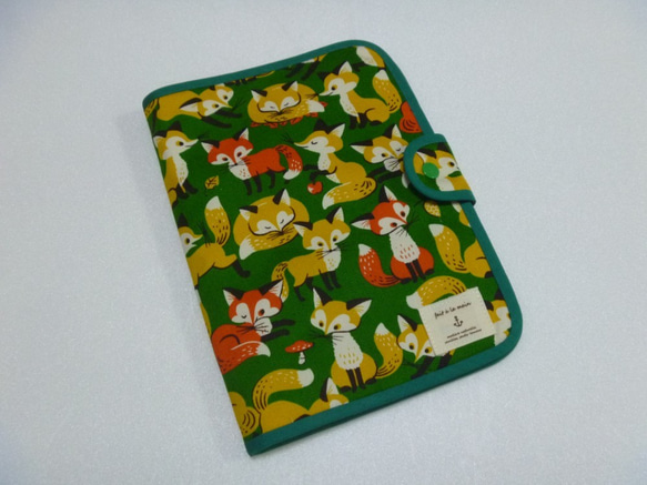４２４．yukakona様オーダー分　可愛いキツネさんの母子手帳ケースM　赤&緑　手帳カバー 1枚目の画像