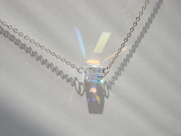クリスタルオーロラのキューブネックレス 3枚目の画像