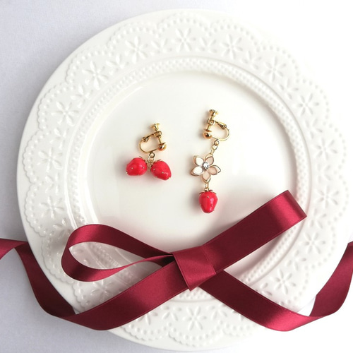 花咲くいちごのイヤリング／ピアス イヤリング・ノンホールピアス 