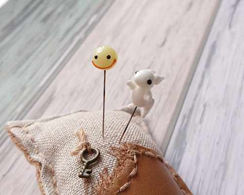 お月様とウサギさん ☆ ガラスのまち針 その他雑貨 ガラス工房ななお