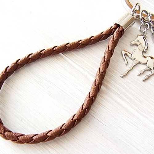 4色から選べる＊馬キーホルダー＊馬蹄チャーム付き＊干支 午年（2026年