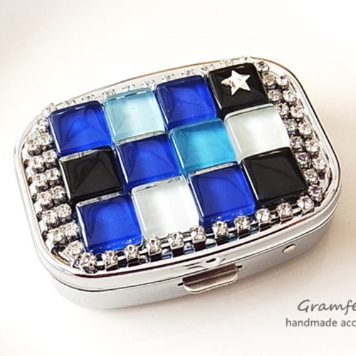 夜空に輝くガラスタイル＆星スワロフスキー** ピルケース