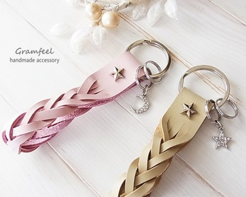 週末お値下げしました!新品タグ付き ホルターネック薔薇のモチーフ個性派 選べる 星の5つ編み革キーホルダー＊月 or 星ラインストーン