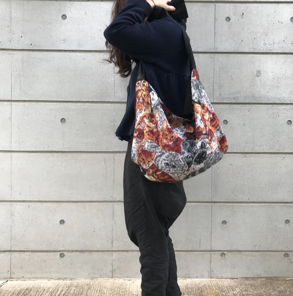 ■10日以内発送■【夏 再販】猫がいっぱい！4way！欲張りさんが作った、たっぷりまん丸バッグ。ショルダー 斜めがけ 2枚目の画像