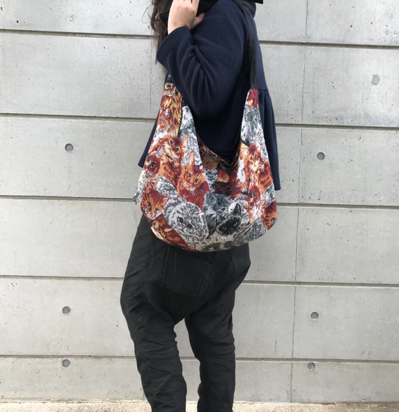 ■10日以内発送■【夏 再販】猫がいっぱい！4way！欲張りさんが作った、たっぷりまん丸バッグ。ショルダー 斜めがけ 3枚目の画像