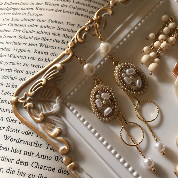 「由淡水珍珠和大量珠子製成的長耳環。 」 金耳環漫長春夏 第3張的照片
