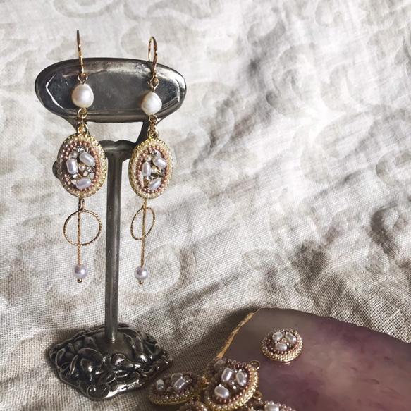 「由淡水珍珠和大量珠子製成的長耳環。 」 金耳環漫長春夏 第4張的照片