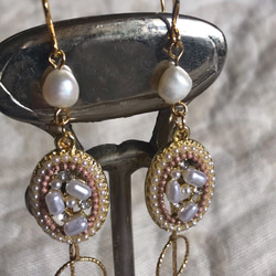 「由淡水珍珠和大量珠子製成的長耳環。 」 金耳環漫長春夏 第5張的照片