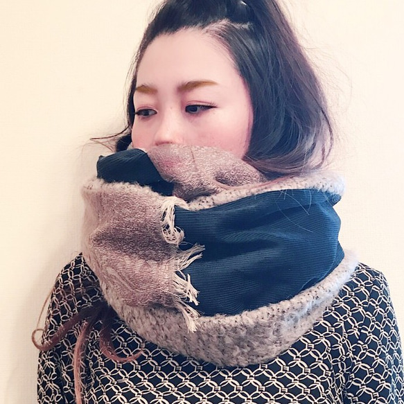 ■10天內出貨■ [11月8日補貨] 深海軍藍與復古金色相間的經典圍脖。蓬鬆的針織圍巾，溫暖過冬。 第1張的照片