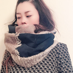 ■10天內出貨■ [11月8日補貨] 深海軍藍與復古金色相間的經典圍脖。蓬鬆的針織圍巾，溫暖過冬。 第2張的照片