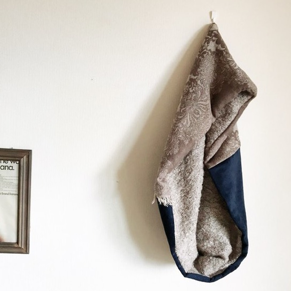 ■10天內出貨■ [11月8日補貨] 深海軍藍與復古金色相間的經典圍脖。蓬鬆的針織圍巾，溫暖過冬。 第3張的照片