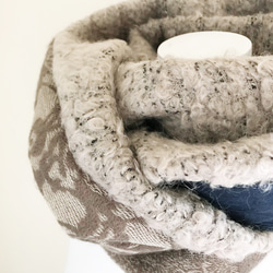 ■10天內出貨■ [11月8日補貨] 深海軍藍與復古金色相間的經典圍脖。蓬鬆的針織圍巾，溫暖過冬。 第4張的照片