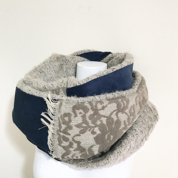 ■10天內出貨■ [11月8日補貨] 深海軍藍與復古金色相間的經典圍脖。蓬鬆的針織圍巾，溫暖過冬。 第7張的照片