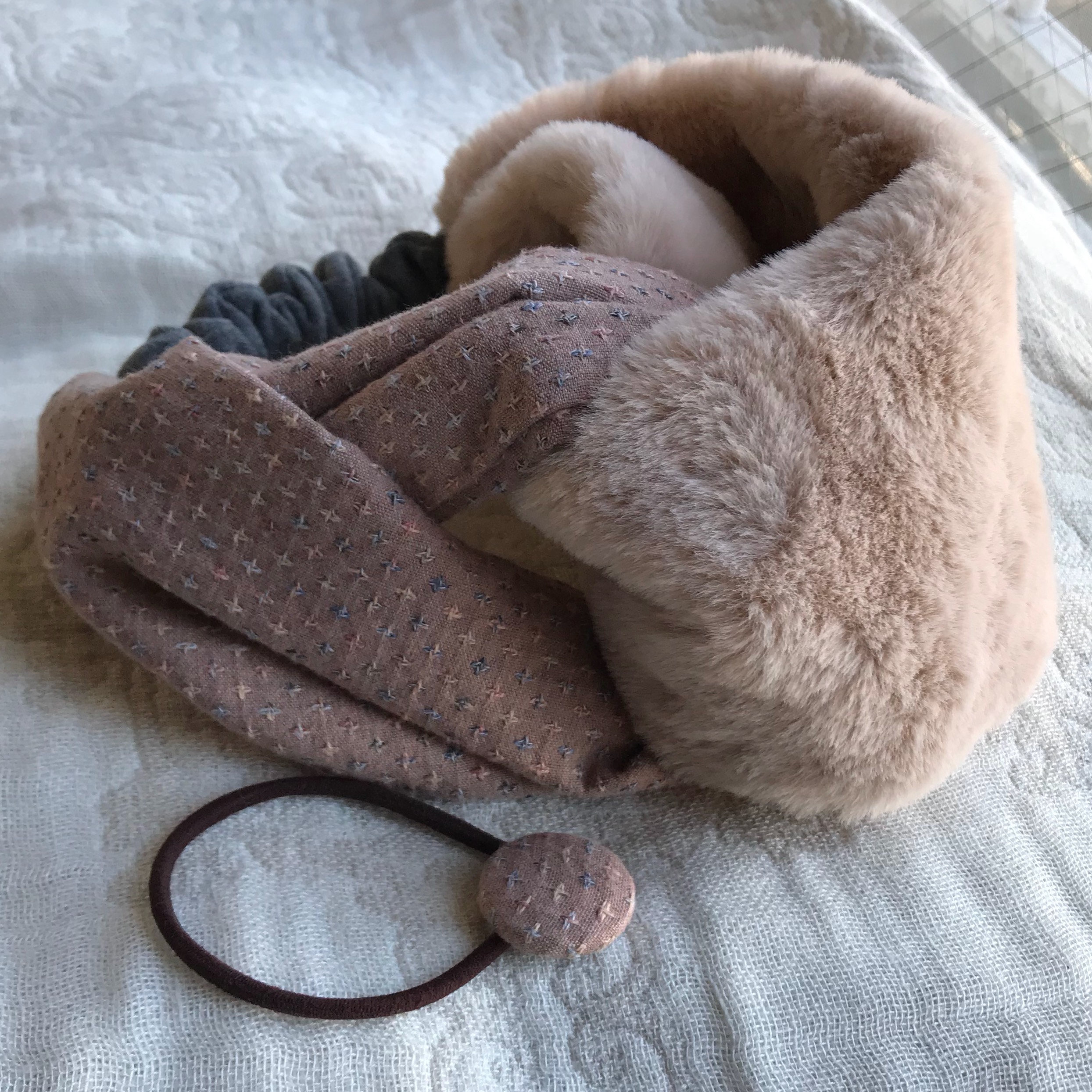 ■10日内発送■【再販】ファー ヘアバンド ふんわりニット素材で登場！リネンのペールカラーを差し色に♩ふわふわもこもこ