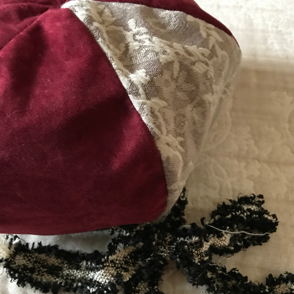 【再次上架】錦緞圖案和深波爾多絲帶貝雷帽。蓬鬆柔軟針織毛皮波爾多秋冬 第5張的照片