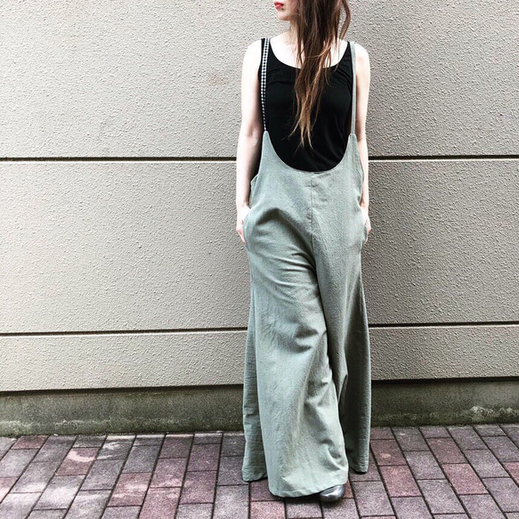 【再販】■10日内発送■グレイッシュカーキで大人の魅力。「秋リネンサロペットパンツ」麻 ロンパース ワイドパンツ 1枚目の画像