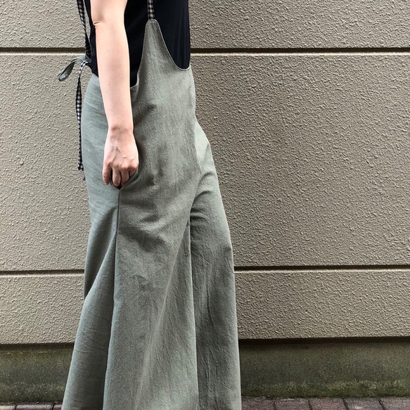 【再販】■10日内発送■グレイッシュカーキで大人の魅力。「秋リネンサロペットパンツ」麻 ロンパース ワイドパンツ 3枚目の画像