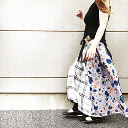 【再販】アースカラーで。「4つの素材を使った」風を纏うフレアマキシスカート。ロングスカート ウエストゴム 花柄 3枚目の画像
