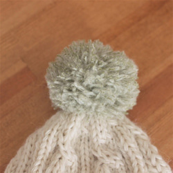 【大人用】ニット帽子（ミルキーホワイト・ポンポングリーン） 2枚目の画像