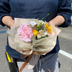 ＊ご希望の色合いで作る＊造花の韓国風花束トスブーケ(小) 5枚目の画像