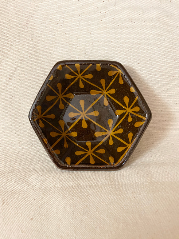 スリップウェア 六角皿 格子 1枚目の画像
