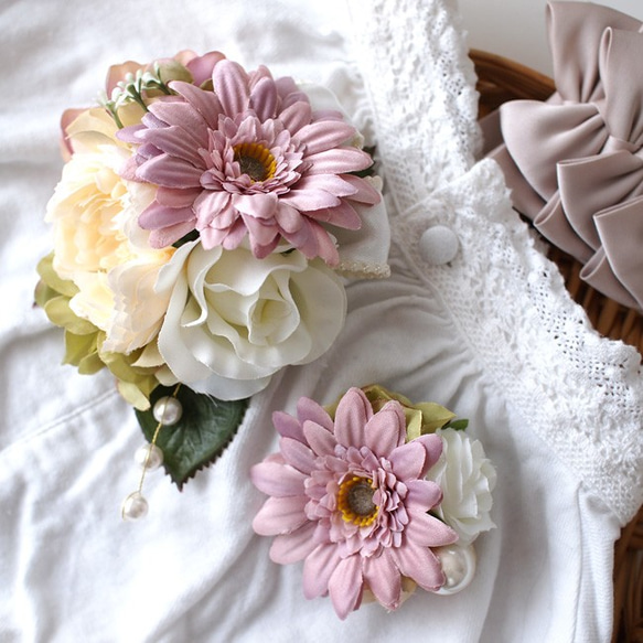 C98-S親子お揃いコサージュ＆髪飾り☆ガーベラのパールコサージュ