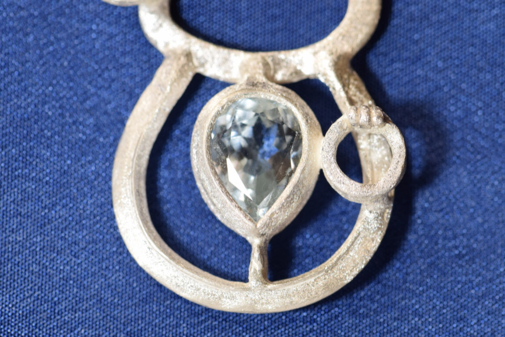 アクアマリンを身に着けた猫のアクセサリーaq061